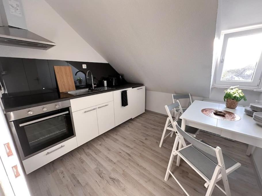 Zentrale Wohnung Fuer 4 Mit Bett Und Schlafcouch 에센 외부 사진